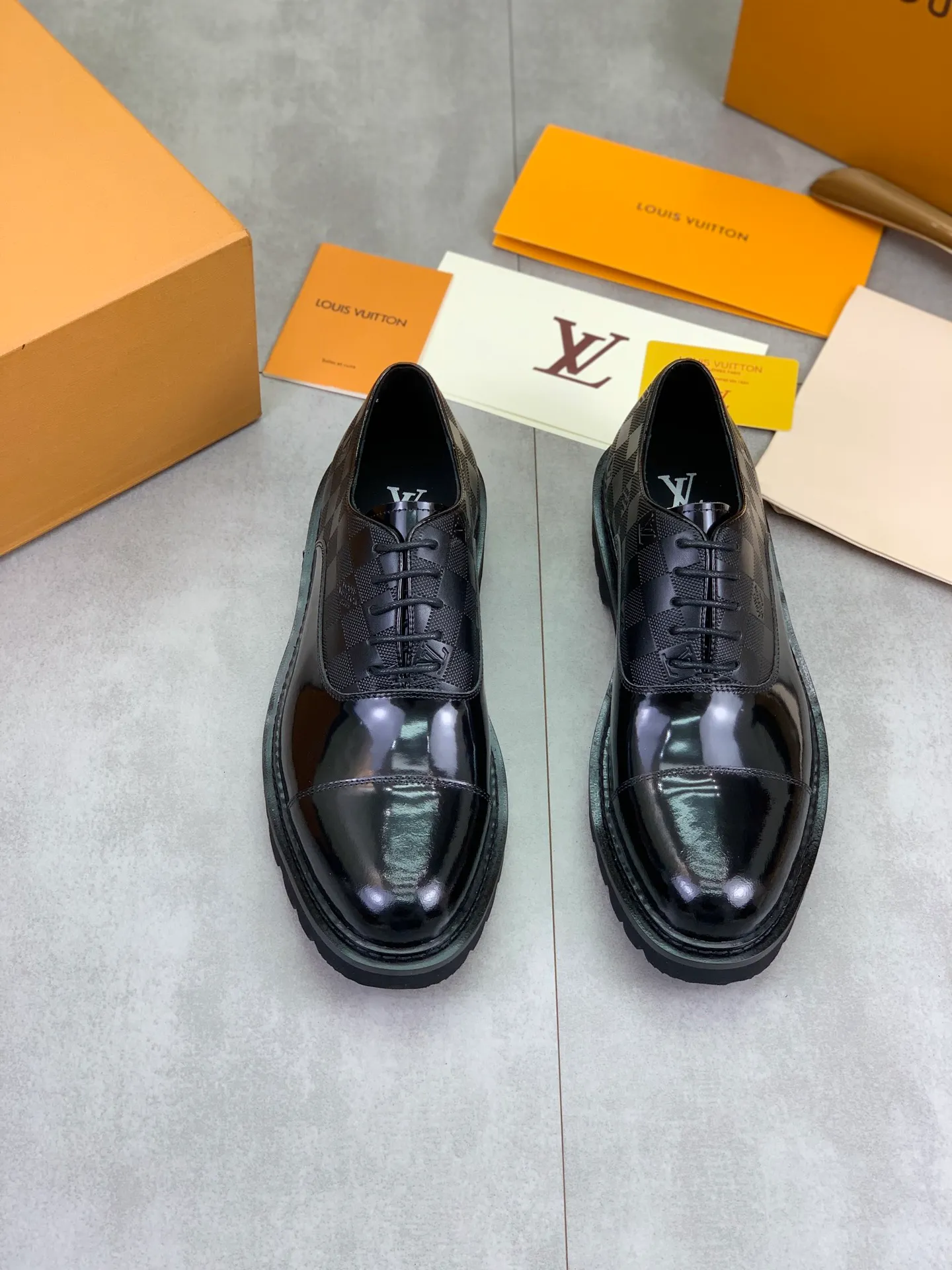 Factory price P820 💎💎💎Top version LOUIS VUITTON [Louis Vuitton] - LV men's business casual leather shoes, luxurious and noble 👞All imported original cowhide, just to create a more comfortable wearing experience, upper: original high-end calfskin➕Imported soft cowhide lining, original lightweight foam outsole✔️Color: 3️⃣colors available Size: 39-44 (38.45 46 can be customized (non-returnable)